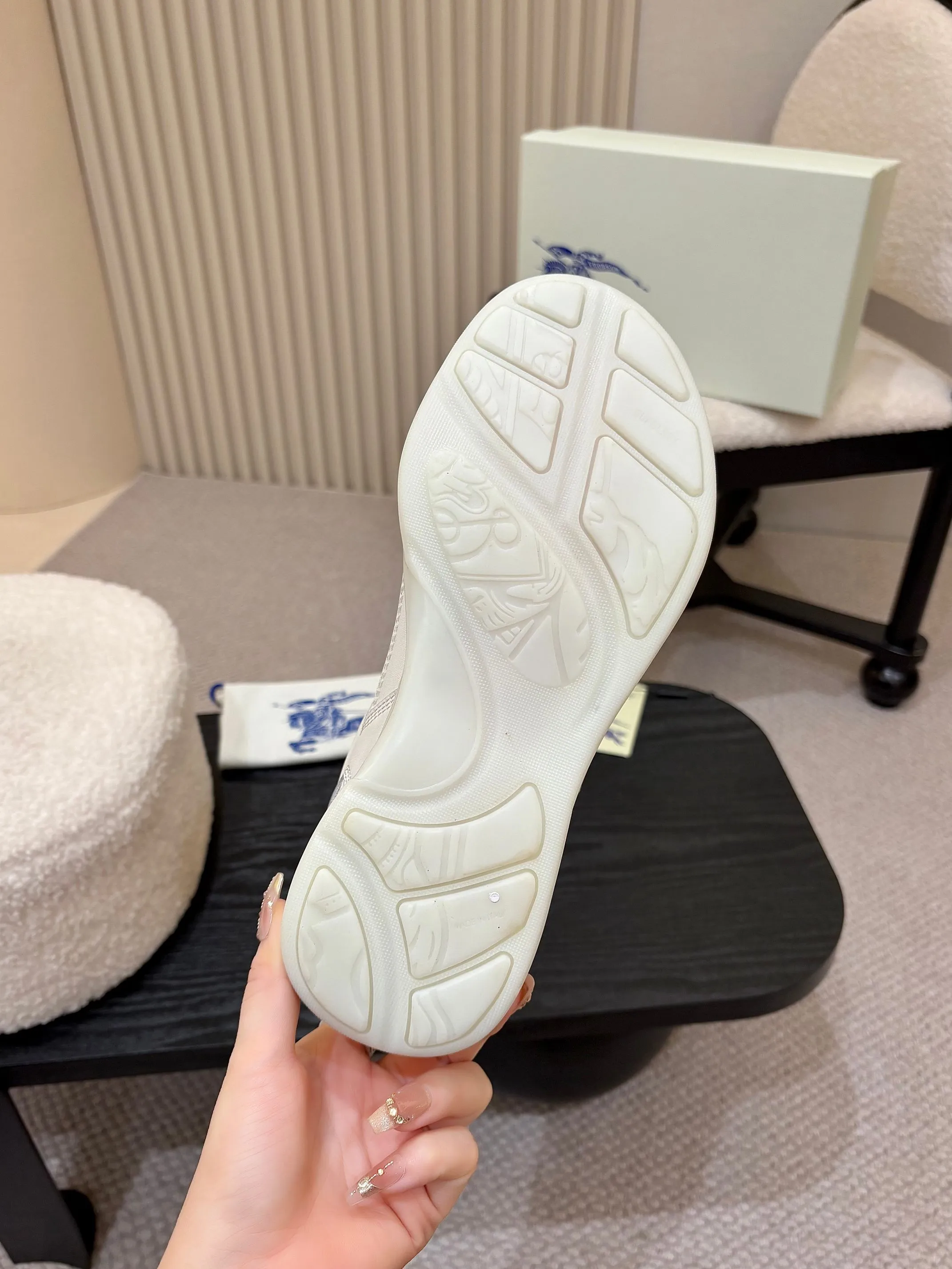 Men's shoes 💰640 Burberry's popular casual sneakers, debuted at the brand's 2025 summer fashion show. Made of refined Italian leather with tonal topstitching details, it's inspired by sporty design. Paired with lightweight soles and Burberry checkered shoe tabs, embellished with embroidery of the brand's Equestrian Knight logo (EKD) ✅Fabric: frosted/grained cowhide ✅Lining: sheepskin ✅Outsole: ultra-light rubber sole ✅Color: black/white/apricot available ✅Size: Men's 39-46 (45, 46 customized)